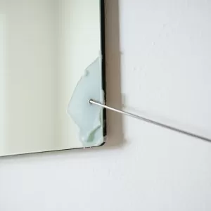 Jak odkleić lustro przyklejone silikonem