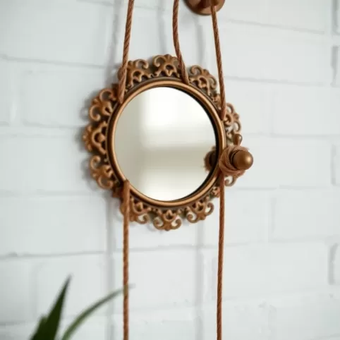 Jak powiesić lustro na sznurku