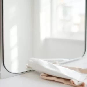 Jak usunąć rysy z lustra domowym sposobem