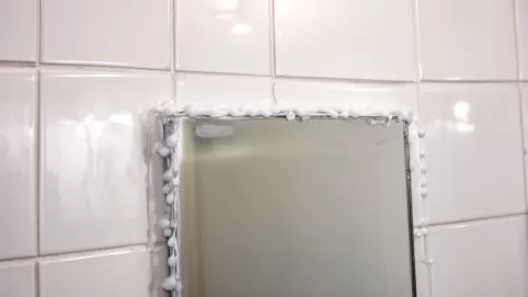 Klejenie lustra do płytek